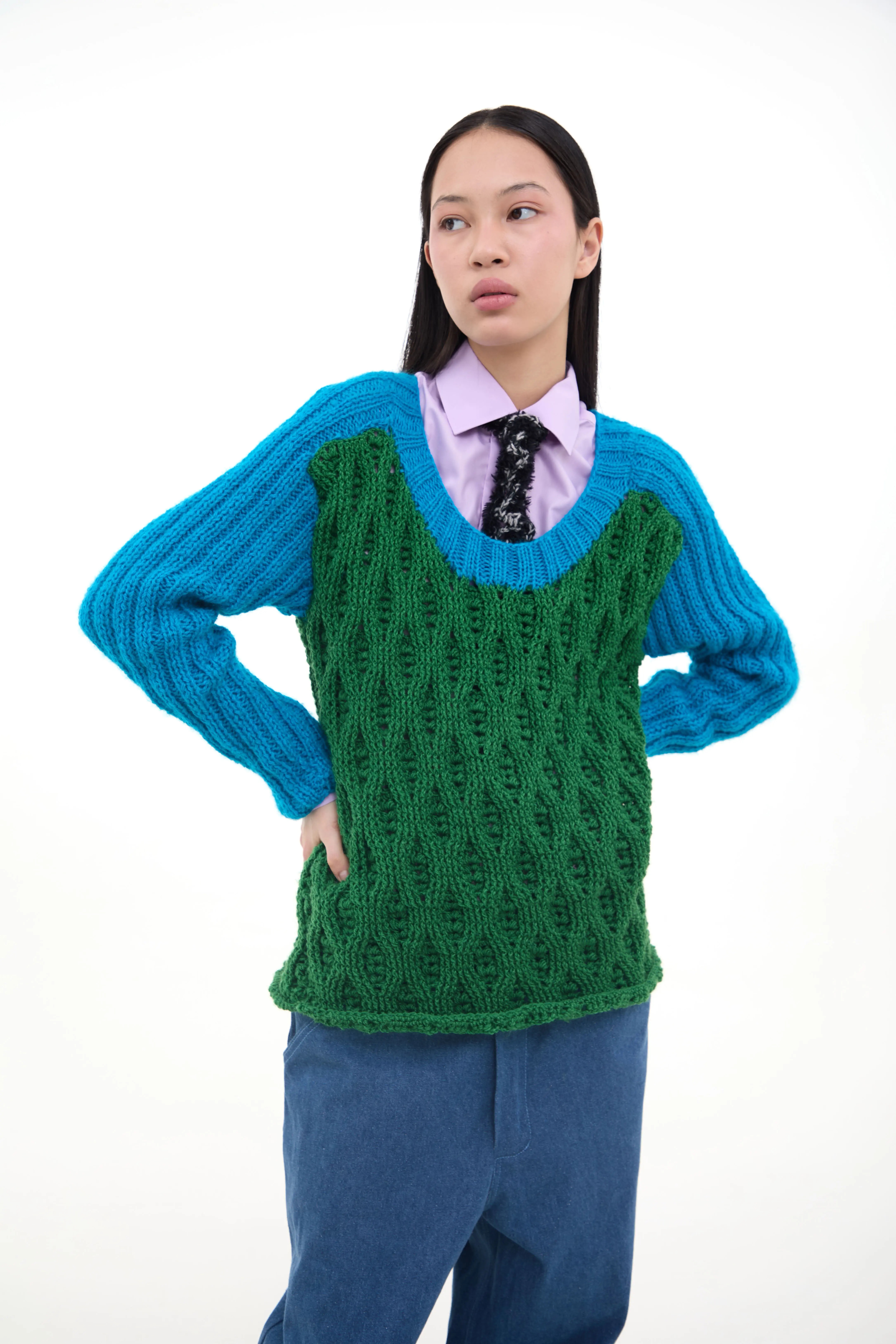 Где-то в мире Vereja этот свитер, конечно, носит Мнум. Но он готов снять его со своего плеча и отдать вам — потому что вещь явно просится в реальную жизнь, на улицу, в офис, на свидание и в любые ваши планы.
Свитер, связанный колосками — буквально.