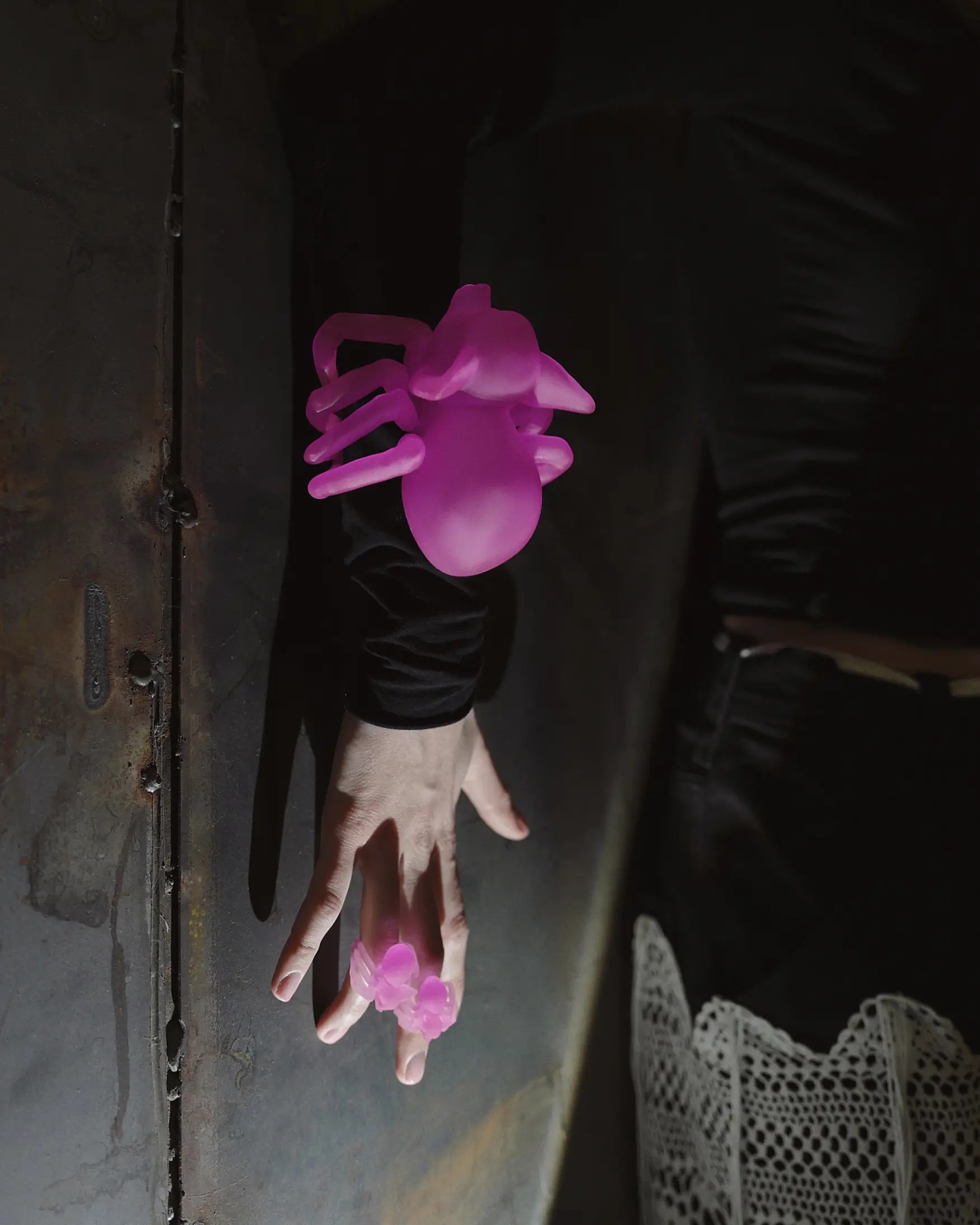 Кольцо в виде розового чихпаука, обнимающего палец. Артефакт мира Vereja. Ручная работа.