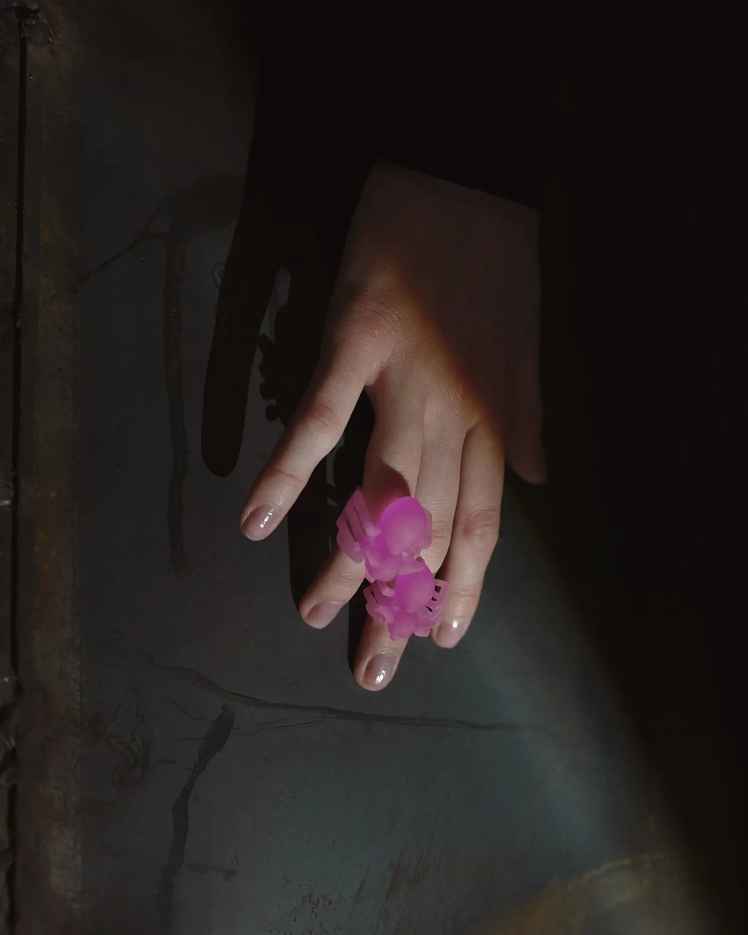 Кольцо в виде розового чихпаука, обнимающего палец. Артефакт мира Vereja. Ручная работа.