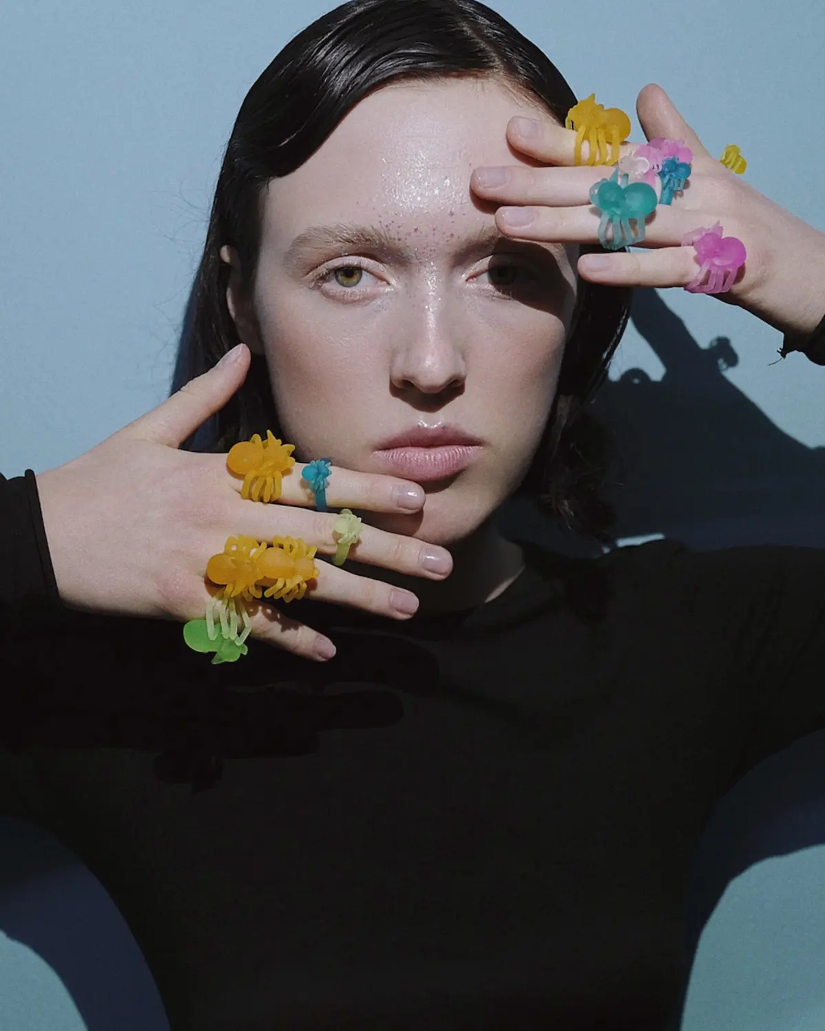 Кольцо в виде розового чихпаука, обнимающего палец. Артефакт мира Vereja. Ручная работа.