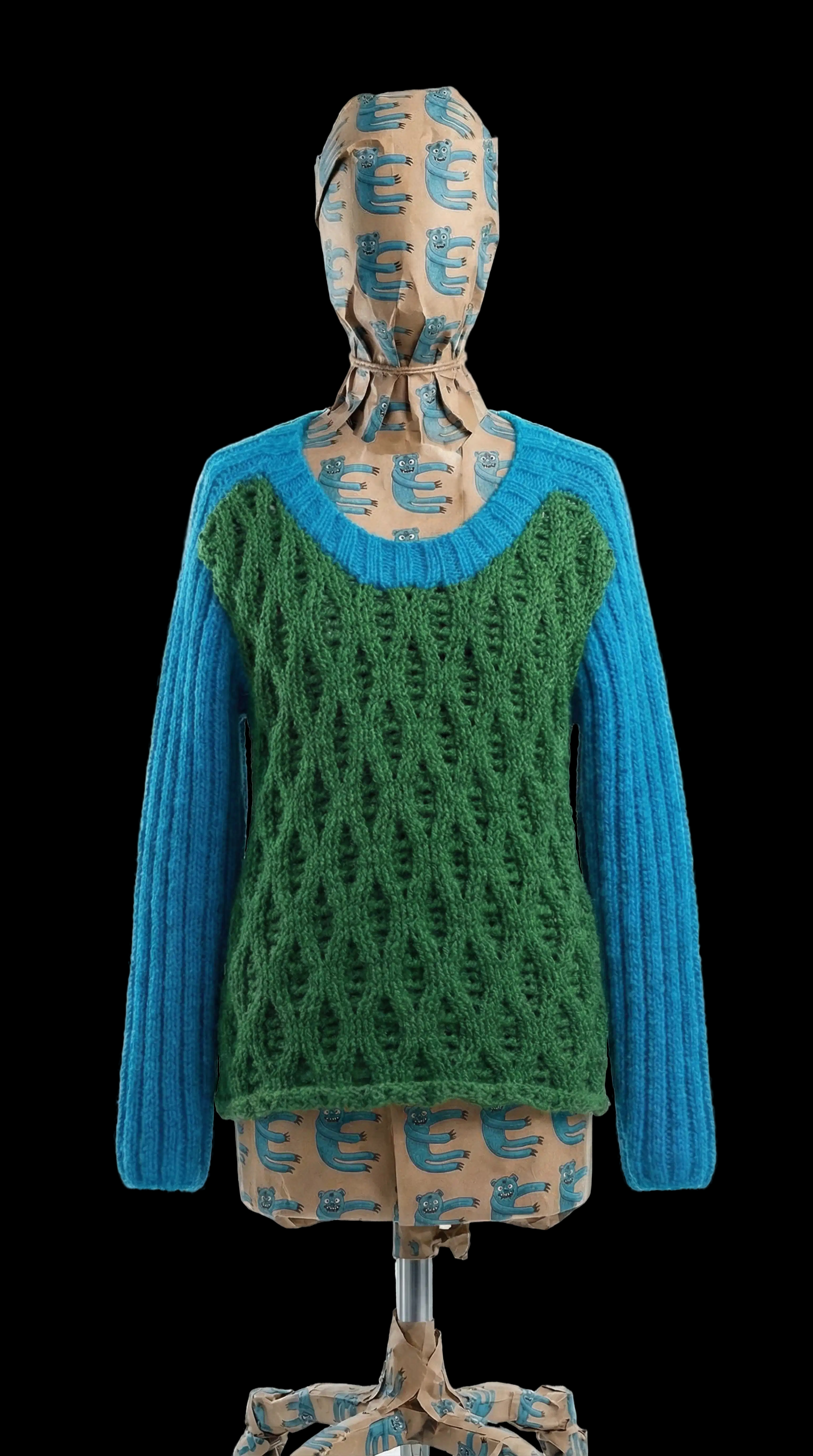 Где-то в мире Vereja этот свитер, конечно, носит Мнум. Но он готов снять его со своего плеча и отдать вам — потому что вещь явно просится в реальную жизнь, на улицу, в офис, на свидание и в любые ваши планы.
Свитер, связанный колосками — буквально.