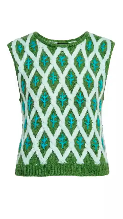 Вязаная арт-жилетка с геометрическим орнаментом и мотивом колосков, вписанных в структуру полотна. Ритмичный узор формирует сетку из линий и повторяющихся символов, создавая ощущение порядка, роста и природного цикла.
Орнамент выполнен в технике вязки, а не принта: каждый элемент является частью структуры изделия. Контраст зелёного фона и светлого узора подчёркивает природную тему и отсылает к архаичным и сельским мотивам, переосмысленным в современном дизайнерском ключе.
Жилетка подходит для многослойных образов и может носиться как самостоятельная вещь или поверх рубашек и лонгсливов.