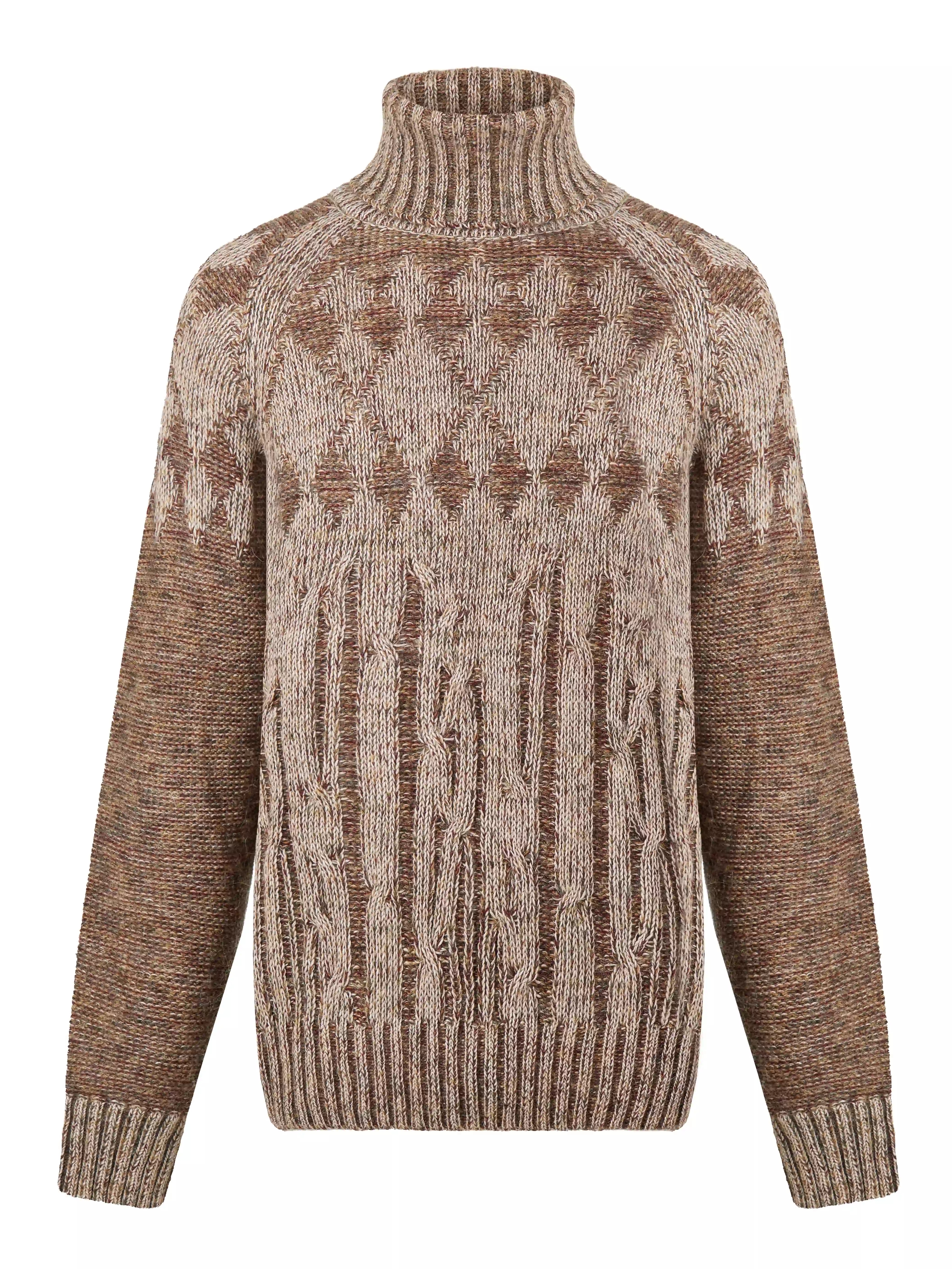 Модель вдохновлена образом «дедушкиного свитера» — тёплой ностальгической вещью с выраженным характером. Объёмный силуэт с рукавом реглан сочетает неравномерные косы и ромбовидный узор. Высокий воротник-резинка хорошо держит форму и защищает от холода. Свитер выполнен в технике платировочного вязания с использованием двух нитей, создающих эффект наслоения и выразительную фактуру.
Изделие связано из итальянской пряжи на основе шерсти с добавлением вискозы и мохера. Материал сохраняет тепло и остаётся комфортным для повседневной носки. Финальная технологическая стирка раскрывает структуру волокон, делая полотно мягким и приятным на ощупь.