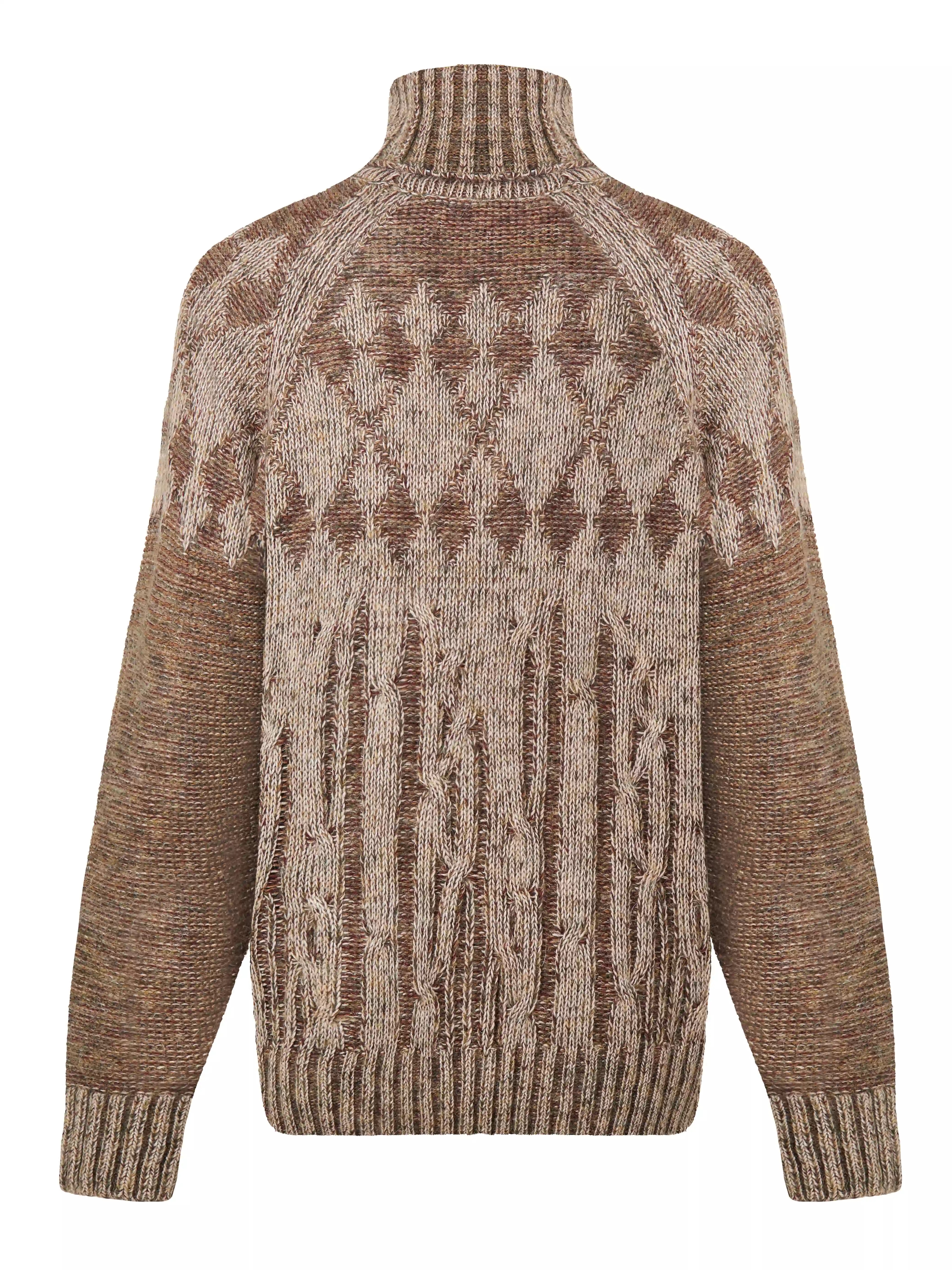 Модель вдохновлена образом «дедушкиного свитера» — тёплой ностальгической вещью с выраженным характером. Объёмный силуэт с рукавом реглан сочетает неравномерные косы и ромбовидный узор. Высокий воротник-резинка хорошо держит форму и защищает от холода. Свитер выполнен в технике платировочного вязания с использованием двух нитей, создающих эффект наслоения и выразительную фактуру.
Изделие связано из итальянской пряжи на основе шерсти с добавлением вискозы и мохера. Материал сохраняет тепло и остаётся комфортным для повседневной носки. Финальная технологическая стирка раскрывает структуру волокон, делая полотно мягким и приятным на ощупь.