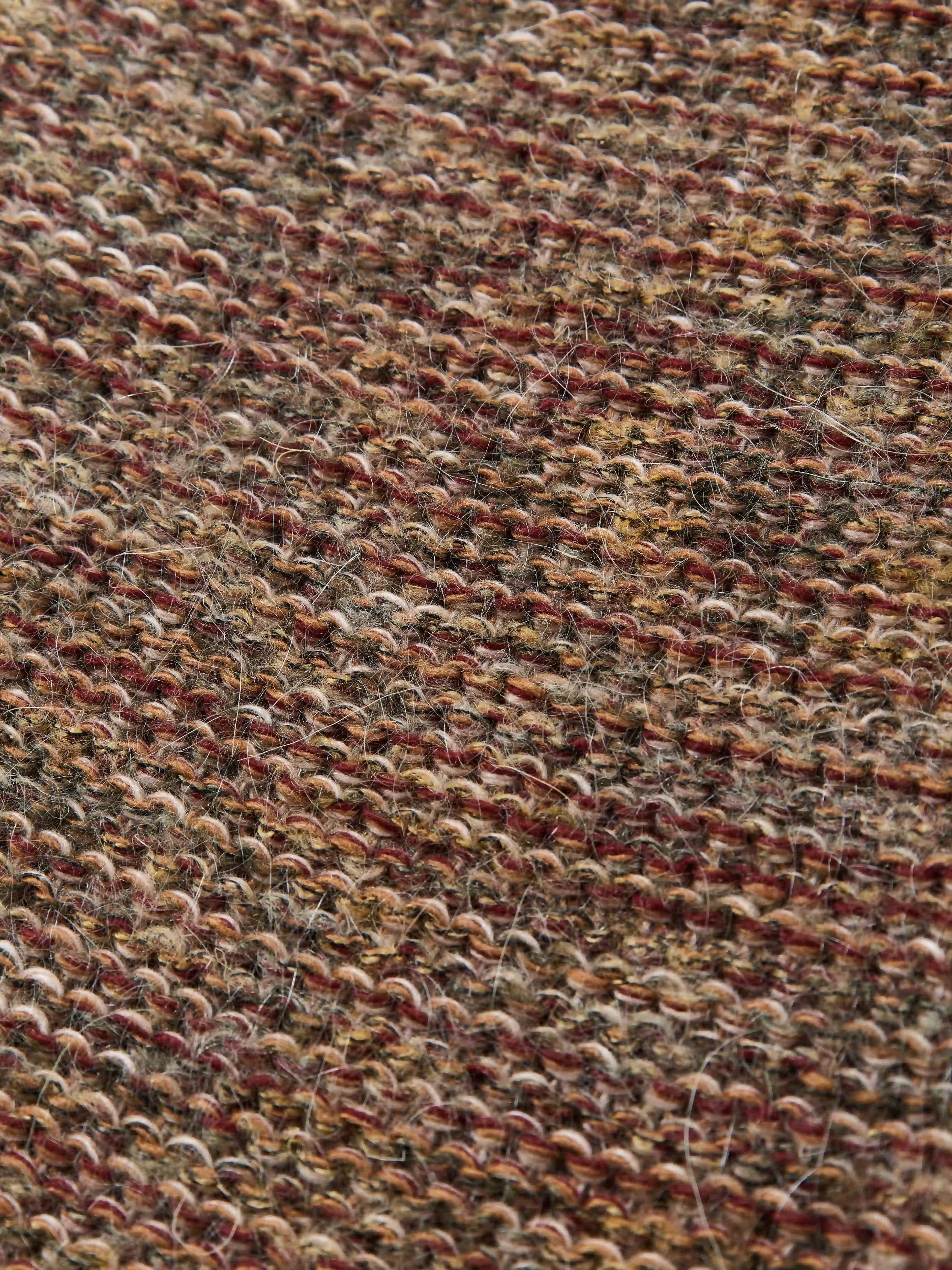 Модель вдохновлена образом «дедушкиного свитера» — тёплой ностальгической вещью с выраженным характером. Объёмный силуэт с рукавом реглан сочетает неравномерные косы и ромбовидный узор. Высокий воротник-резинка хорошо держит форму и защищает от холода. Свитер выполнен в технике платировочного вязания с использованием двух нитей, создающих эффект наслоения и выразительную фактуру.
Изделие связано из итальянской пряжи на основе шерсти с добавлением вискозы и мохера. Материал сохраняет тепло и остаётся комфортным для повседневной носки. Финальная технологическая стирка раскрывает структуру волокон, делая полотно мягким и приятным на ощупь.