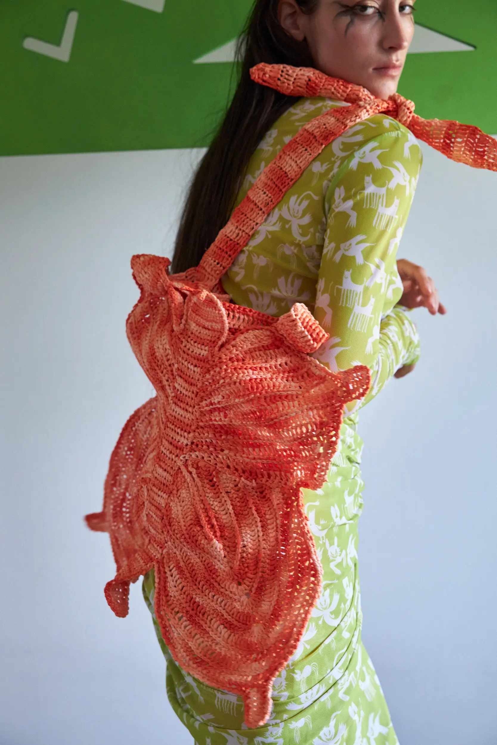 Сумка, связанная в форме бабочки — будто вылетела из сна. Её крылья создают объём, но не теряют гибкости. Внутри помещается всё: от сказки до пакета с черешней. Рафия приятно шуршит в руках и держит форму — даже если вы мечтаете о лете в январе.