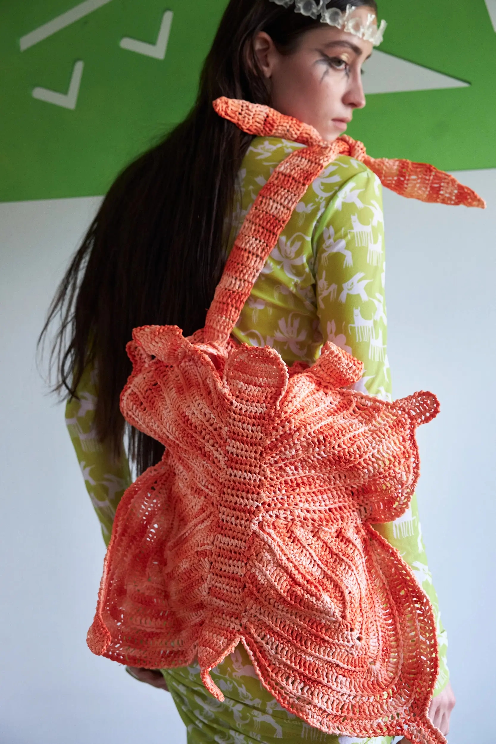 Сумка, связанная в форме бабочки — будто вылетела из сна. Её крылья создают объём, но не теряют гибкости. Внутри помещается всё: от сказки до пакета с черешней. Рафия приятно шуршит в руках и держит форму — даже если вы мечтаете о лете в январе.