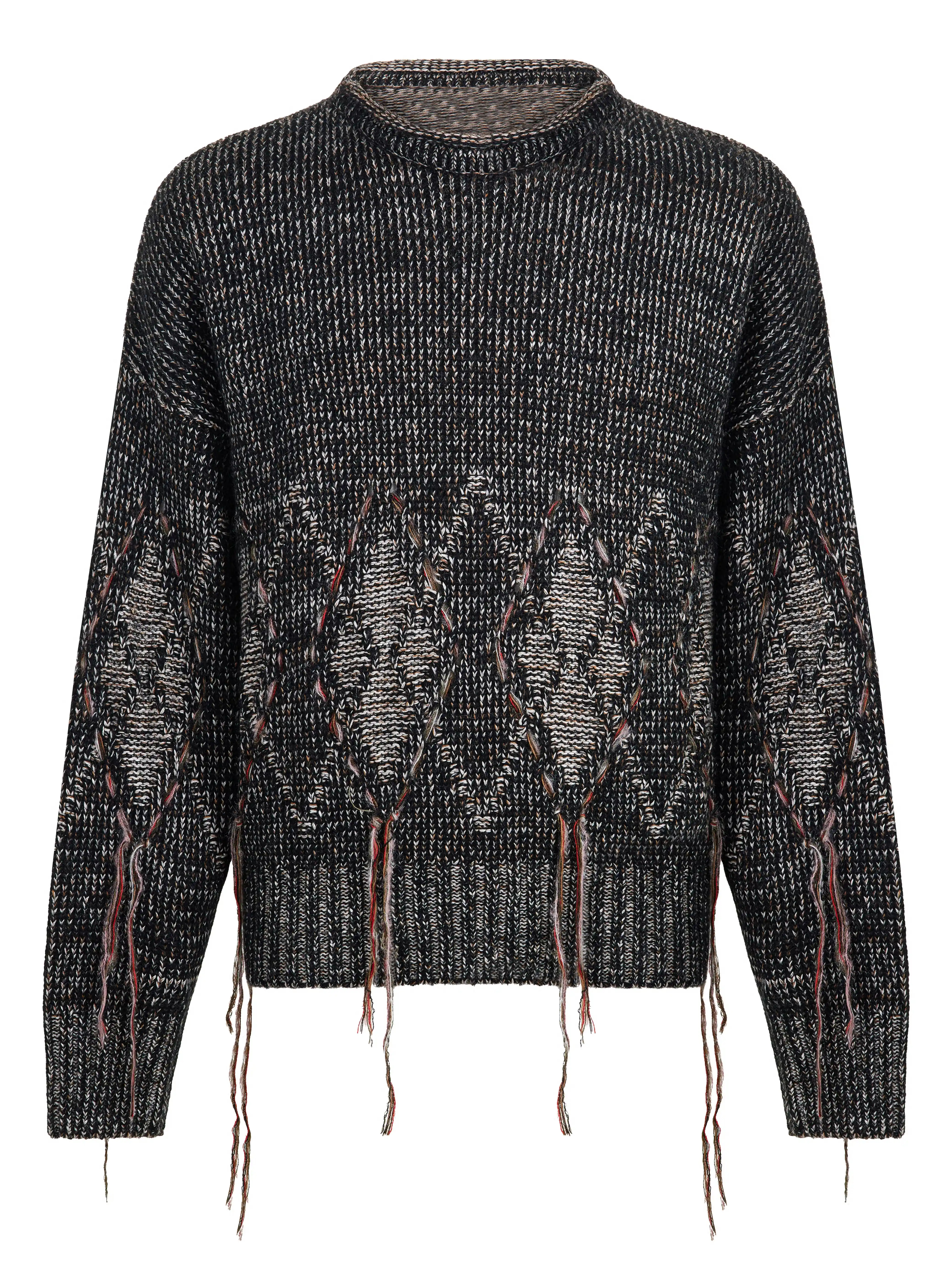 Джемпер расслабленного силуэта со спущенным рукавом. Основное полотно выполнено кулирной гладью, а на рукавах и в нижней части фактурными петлями вывязан рисунок ромбов. Контуры ромбов обрамлены ажурными отверстиями, через которые вручную протянуты фактурные нити, создавая эффект вышивки.
Для производства выбрана высококачественная итальянская пряжа: натуральная шерсть дополнена вискозой и нежным мохером. Такой состав обеспечивает комфорт в повседневной носке. Каждое изделие проходит специальный цикл технологической стирки с особыми составами — это раскрывает структуру волокон, делая полотно мягким и приятным на ощупь.
В коллекции модель представлена в монохромной гамме: в полотне сочетаются нити чёрного, коричневого и светло-серого оттенков.