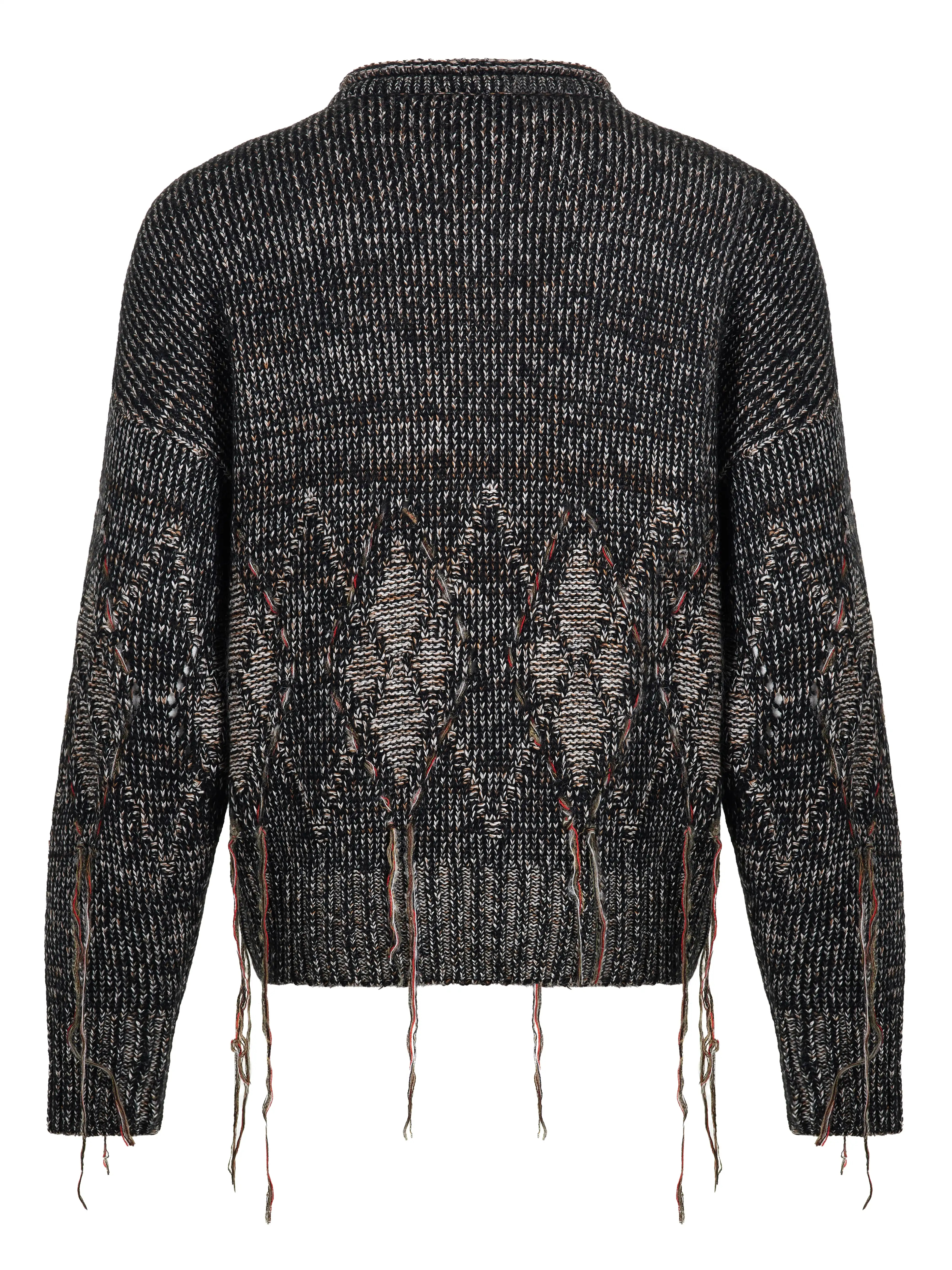 Джемпер расслабленного силуэта со спущенным рукавом. Основное полотно выполнено кулирной гладью, а на рукавах и в нижней части фактурными петлями вывязан рисунок ромбов. Контуры ромбов обрамлены ажурными отверстиями, через которые вручную протянуты фактурные нити, создавая эффект вышивки.
Для производства выбрана высококачественная итальянская пряжа: натуральная шерсть дополнена вискозой и нежным мохером. Такой состав обеспечивает комфорт в повседневной носке. Каждое изделие проходит специальный цикл технологической стирки с особыми составами — это раскрывает структуру волокон, делая полотно мягким и приятным на ощупь.
В коллекции модель представлена в монохромной гамме: в полотне сочетаются нити чёрного, коричневого и светло-серого оттенков.