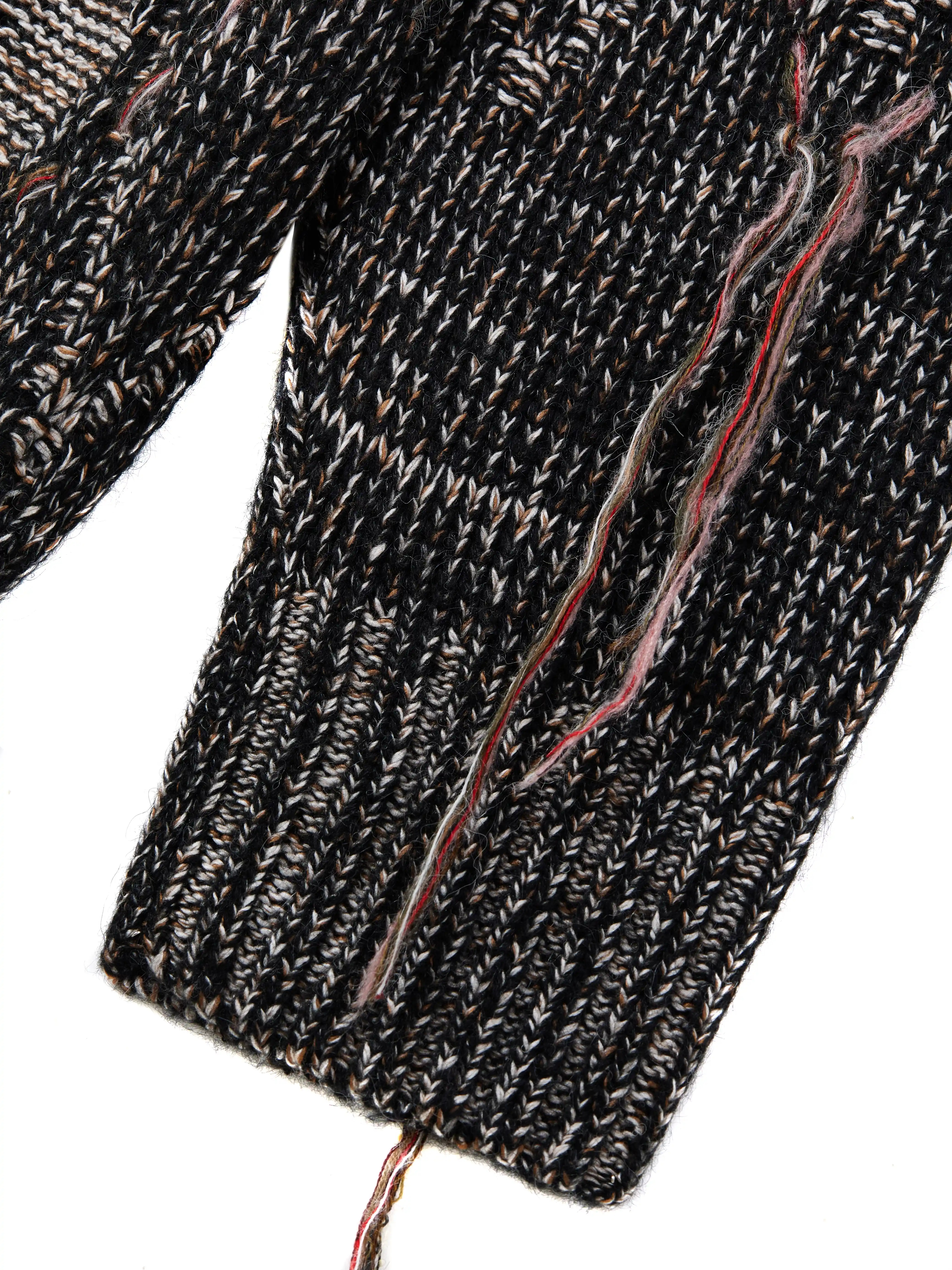 Джемпер расслабленного силуэта со спущенным рукавом. Основное полотно выполнено кулирной гладью, а на рукавах и в нижней части фактурными петлями вывязан рисунок ромбов. Контуры ромбов обрамлены ажурными отверстиями, через которые вручную протянуты фактурные нити, создавая эффект вышивки.
Для производства выбрана высококачественная итальянская пряжа: натуральная шерсть дополнена вискозой и нежным мохером. Такой состав обеспечивает комфорт в повседневной носке. Каждое изделие проходит специальный цикл технологической стирки с особыми составами — это раскрывает структуру волокон, делая полотно мягким и приятным на ощупь.
В коллекции модель представлена в монохромной гамме: в полотне сочетаются нити чёрного, коричневого и светло-серого оттенков.