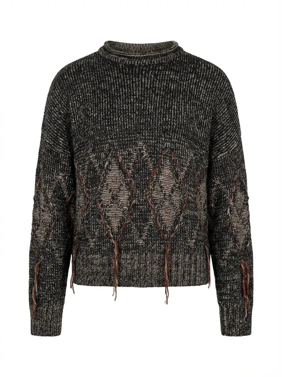 Джемпер расслабленного силуэта со спущенным рукавом. Основное полотно выполнено кулирной гладью, а на рукавах и в нижней части фактурными петлями вывязан рисунок ромбов. Контуры ромбов обрамлены ажурными отверстиями, через которые вручную протянуты фактурные нити, создавая эффект вышивки.
Для производства выбрана высококачественная итальянская пряжа: натуральная шерсть дополнена вискозой и нежным мохером. Такой состав обеспечивает комфорт в повседневной носке. Каждое изделие проходит специальный цикл технологической стирки с особыми составами — это раскрывает структуру волокон, делая полотно мягким и приятным на ощупь.
В коллекции модель представлена в монохромной гамме: в полотне сочетаются нити чёрного, коричневого и светло-серого оттенков.