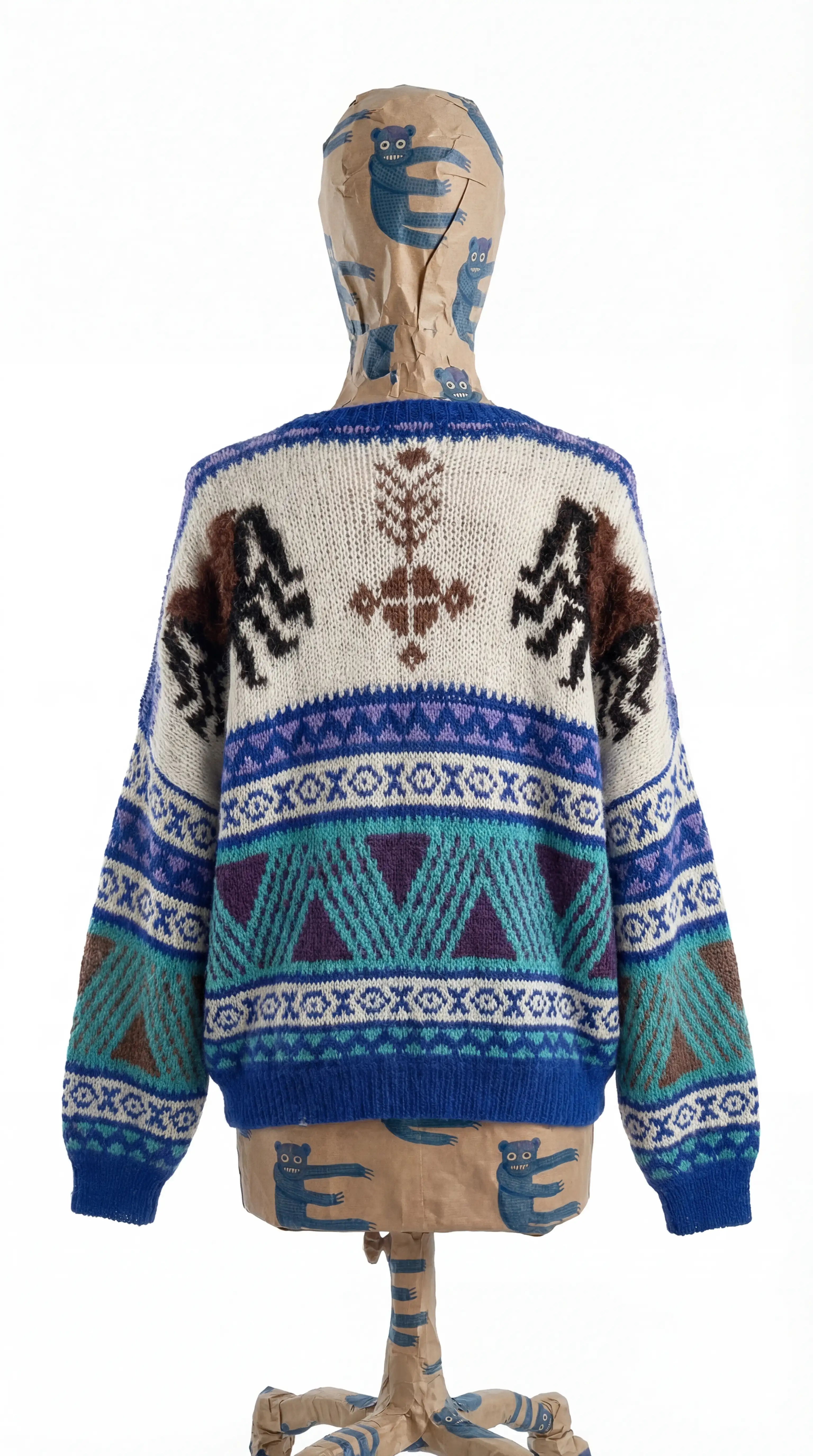 Дизайнерский арт-свитер Vereja с мотивом Чихпаука, выполненный в скандинавском жаккардовом узоре. Вязаный арт-свитер, связанный с мифологией и образной системой бренда, сочетает декоративный зооморфный орнамент и функциональность повседневной одежды.
Мужской арт-свитер и женский свитер унисекс-формата подходит для разных типов фигуры. Свитер не теряет форму благодаря плотной вязке и сбалансированному составу пряжи. Арт-свитер связан с узором, а не принтом: скандинавский жаккард формирует рисунок в самой структуре полотна.
Свитер «Чихпаук» — это дизайнерский вязаный свитер, арт-объект и носибельная вещь одновременно. Подходит тем, кто ищет необычный свитер, дизайнерский арт-свитер, мужской свитер с узором или женский свитер с характером.