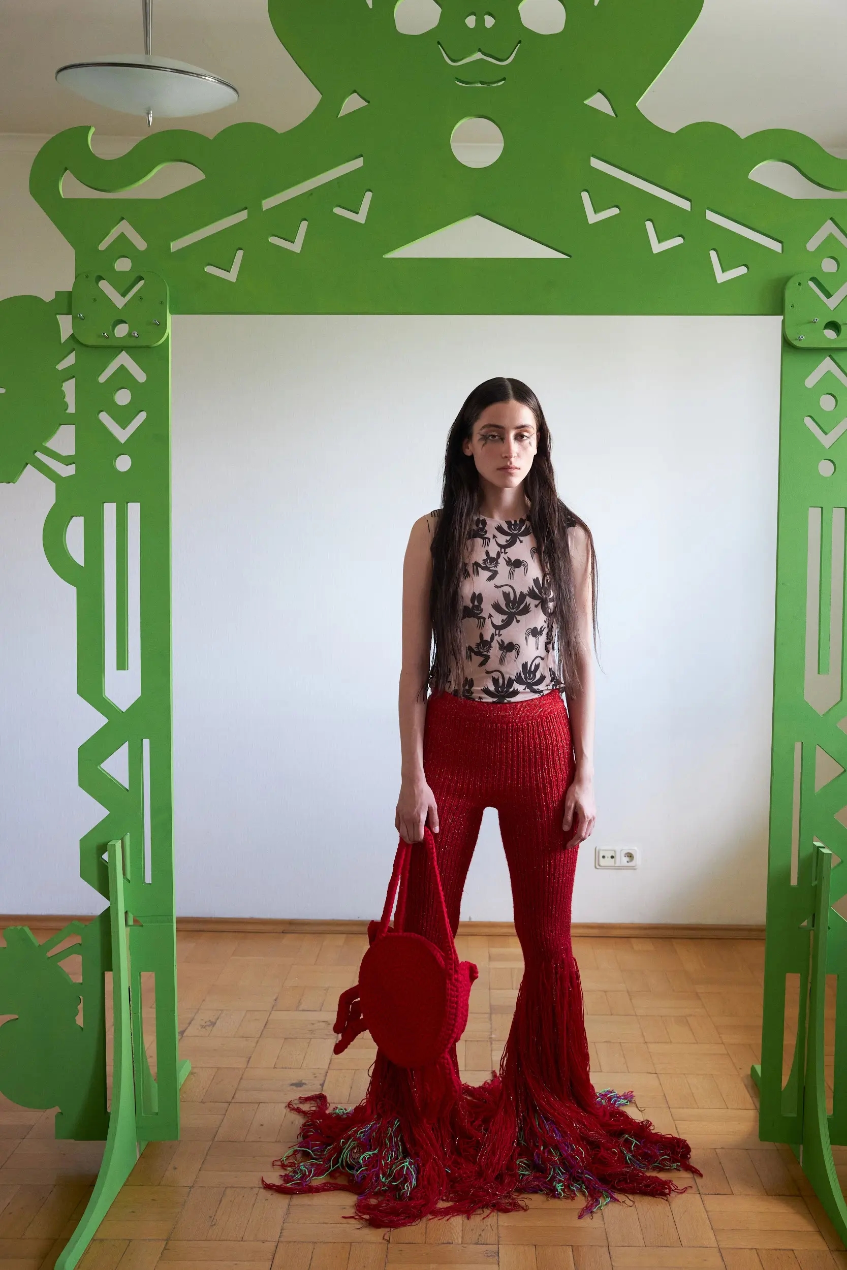 Вязаная сумка ручной работы в виде фантастического существа — не то краба, не то паука, которого мы зовём чихпауком. Ярко-красная, объёмная, с лапками и чувством юмора. Лёгкая, но вместительная. Держит форму