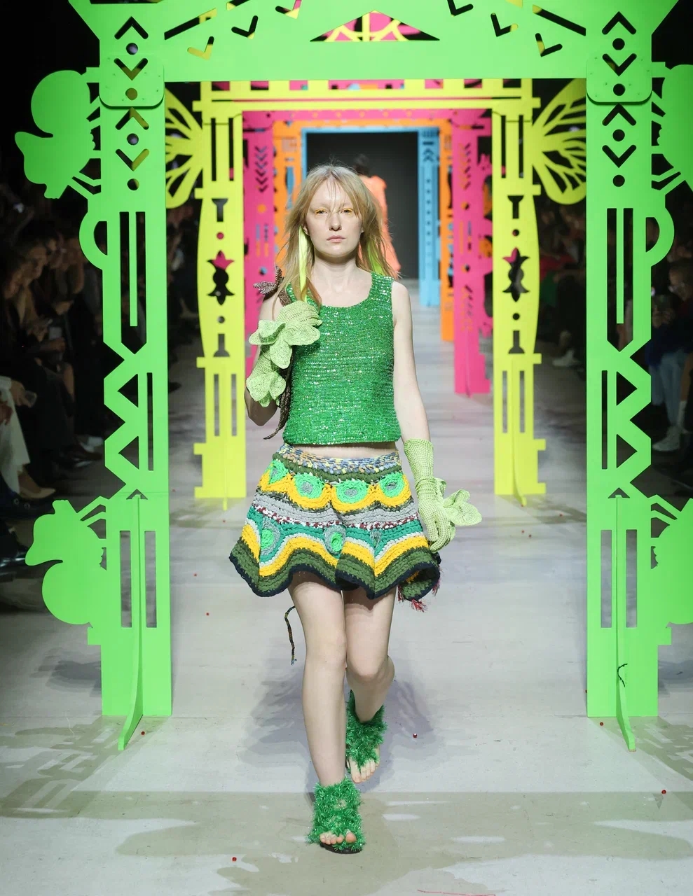 Универсальная, как советская мебель, только красивая.