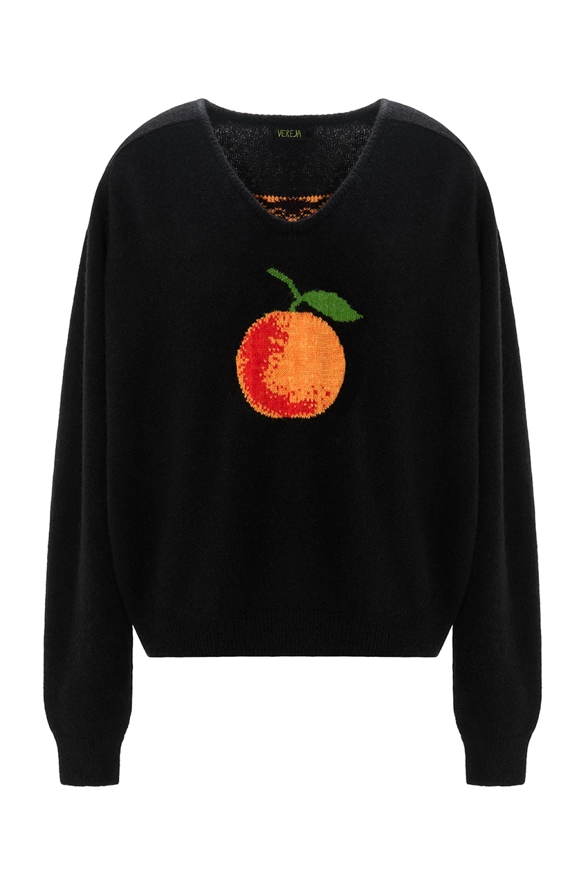 Свитер Мапельсин черный. Мапельсиновые сады приносят плоды и зимой и летом. Из листьев этого дерева в Италии создают нитки из которых и связан свитер. Очень красивый и приятный на ощупь.