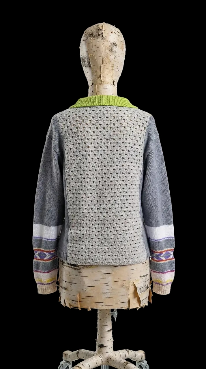 Дизайнерский арт-свитер с бабушкиным квадратом. Вязаный свитер ручной работы, комбинированная вязка, техника granny square. Мужской и женский свитер, унисекс. Свитер не теряет форму, мягкий, фактурный, подходит для повседневных и арт-образов. Авторский вязаный свитер с цветными элементами и рельефной поверхностью.