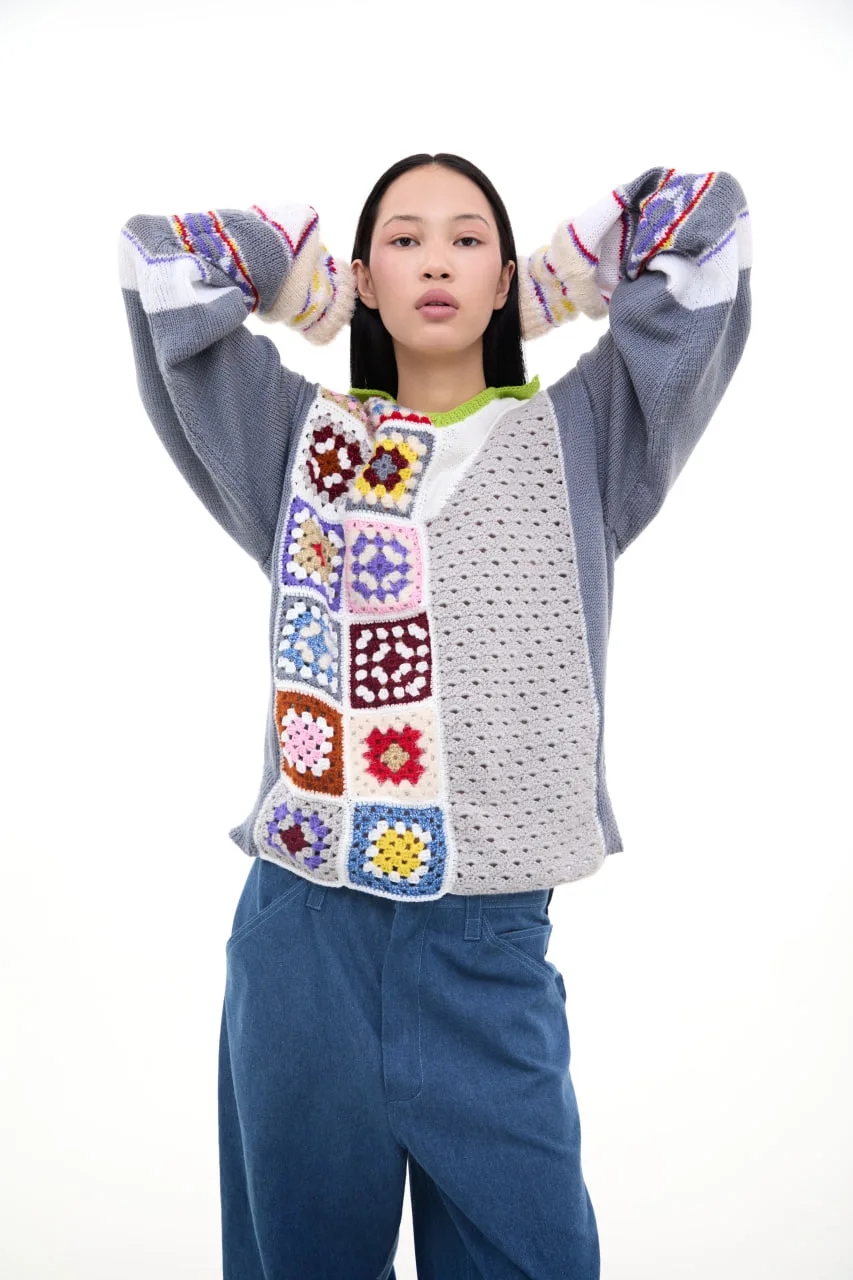 Дизайнерский арт-свитер с бабушкиным квадратом. Вязаный свитер ручной работы, комбинированная вязка, техника granny square. Мужской и женский свитер, унисекс. Свитер не теряет форму, мягкий, фактурный, подходит для повседневных и арт-образов. Авторский вязаный свитер с цветными элементами и рельефной поверхностью.