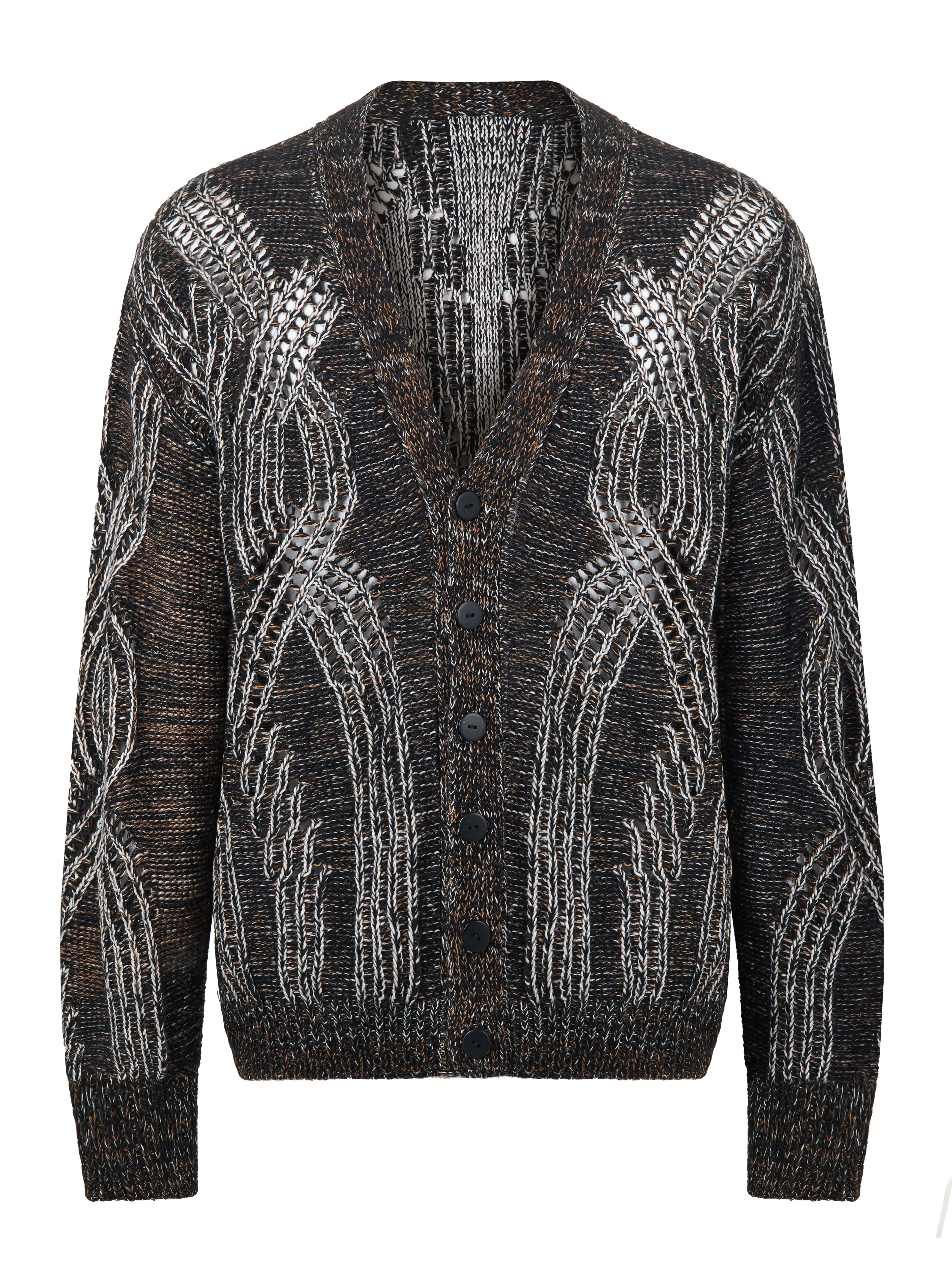 Кардиган на пуговицах выполнен в технике платировочного вязания, которая создаёт выразительный контраст между рисунком и основным полотном. Благодаря эффекту инверсии цвета модель можно носить на обе стороны. Фактурные косы с воздушным ажуром задают эффектный характер образа, что позволяет легко сочетать кардиган с лаконичными базовыми вещами.
Кардиган связан из высококачественной итальянской пряжи: натуральная шерсть в составе дополнена вискозой и нежным мохером. Такой состав вместе со свободным силуэтом обеспечивает высокий комфорт в носке. Каждое изделие проходит специальный цикл технологической стирки с использованием особых составов — процедура раскрывает структуру волокон, делая полотно мягким и приятным на ощупь.
В коллекции модель представлена в монохромной гамме: в полотне сочетаются нити чёрного, коричневого и светло-серого оттенков.