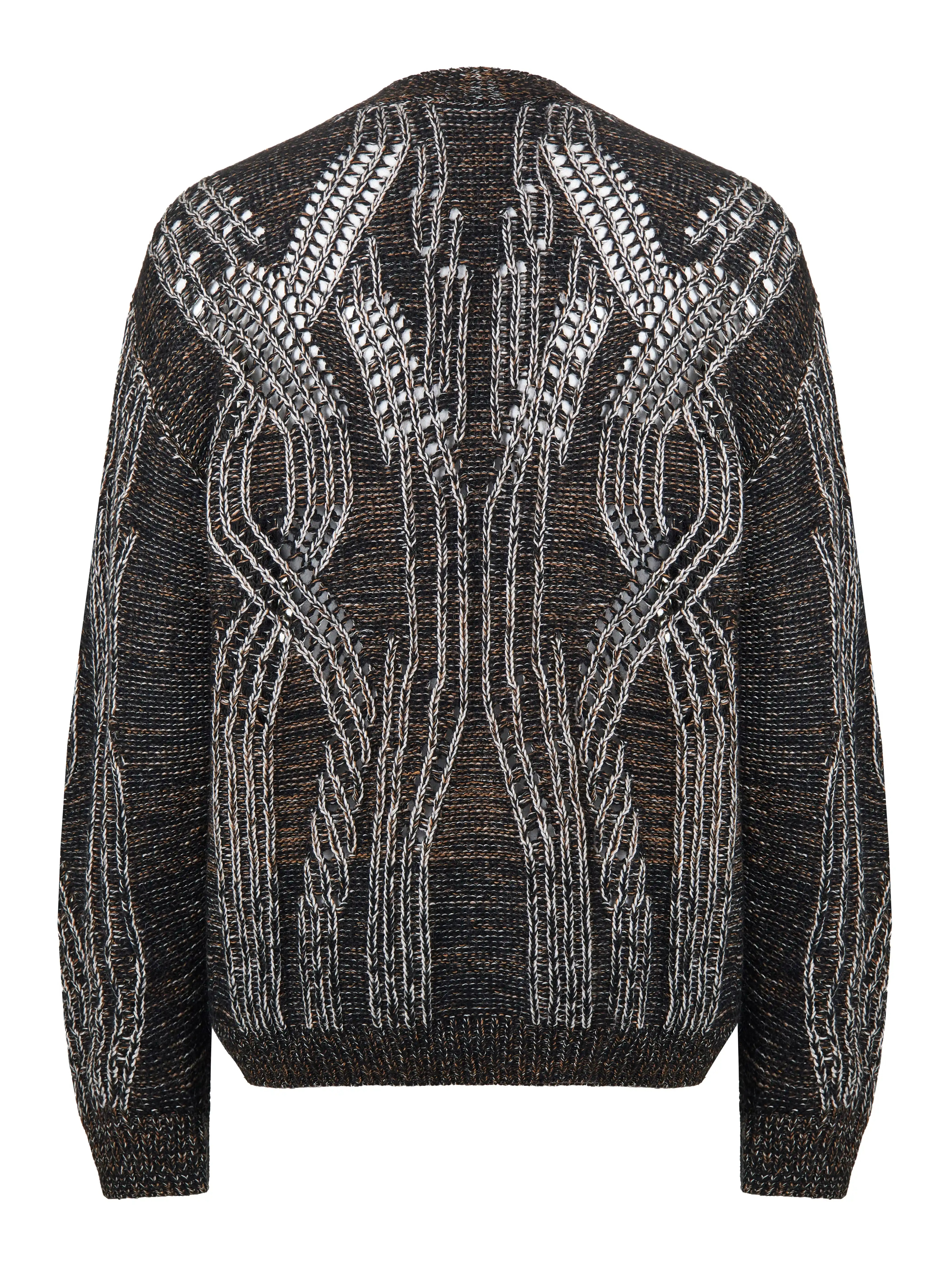 Кардиган на пуговицах выполнен в технике платировочного вязания, которая создаёт выразительный контраст между рисунком и основным полотном. Благодаря эффекту инверсии цвета модель можно носить на обе стороны. Фактурные косы с воздушным ажуром задают эффектный характер образа, что позволяет легко сочетать кардиган с лаконичными базовыми вещами.
Кардиган связан из высококачественной итальянской пряжи: натуральная шерсть в составе дополнена вискозой и нежным мохером. Такой состав вместе со свободным силуэтом обеспечивает высокий комфорт в носке. Каждое изделие проходит специальный цикл технологической стирки с использованием особых составов — процедура раскрывает структуру волокон, делая полотно мягким и приятным на ощупь.
В коллекции модель представлена в монохромной гамме: в полотне сочетаются нити чёрного, коричневого и светло-серого оттенков.