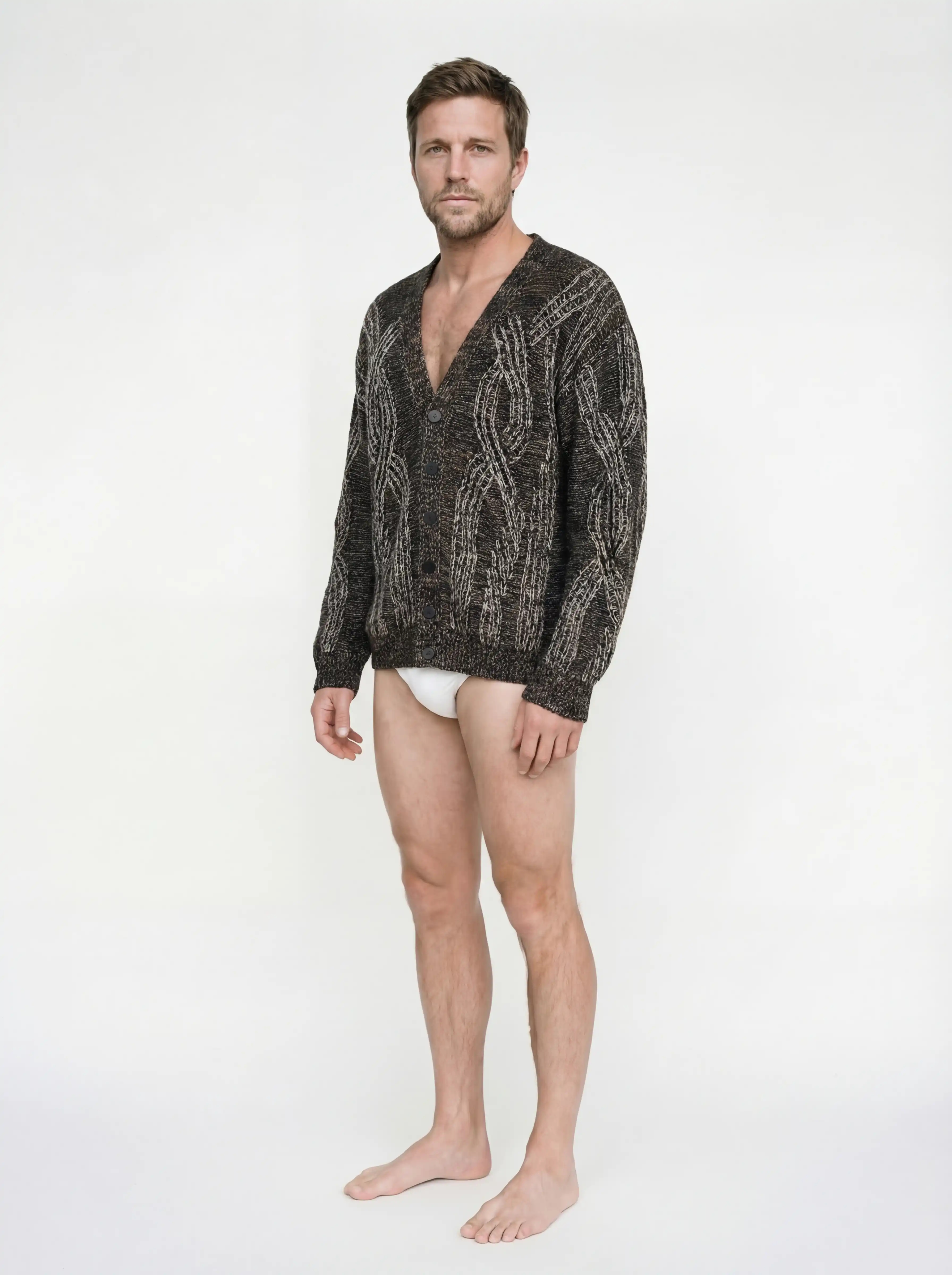 Кардиган на пуговицах выполнен в технике платировочного вязания, которая создаёт выразительный контраст между рисунком и основным полотном. Благодаря эффекту инверсии цвета модель можно носить на обе стороны. Фактурные косы с воздушным ажуром задают эффектный характер образа, что позволяет легко сочетать кардиган с лаконичными базовыми вещами.
Кардиган связан из высококачественной итальянской пряжи: натуральная шерсть в составе дополнена вискозой и нежным мохером. Такой состав вместе со свободным силуэтом обеспечивает высокий комфорт в носке. Каждое изделие проходит специальный цикл технологической стирки с использованием особых составов — процедура раскрывает структуру волокон, делая полотно мягким и приятным на ощупь.
В коллекции модель представлена в монохромной гамме: в полотне сочетаются нити чёрного, коричневого и светло-серого оттенков.