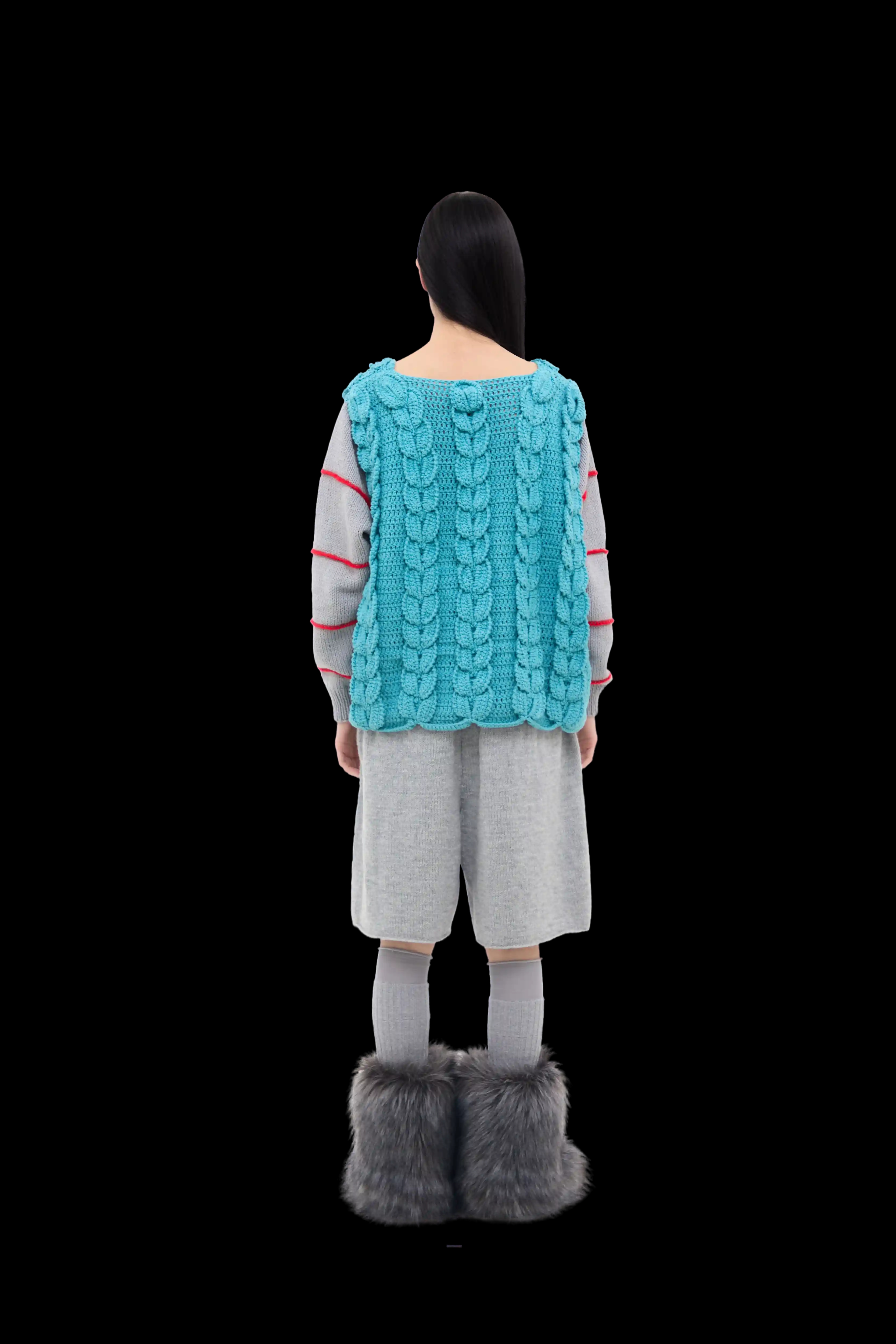 Свитер, будто его собирали по частям в другом мире. Мягкий бирюзовый перед связан объёмными «дорожками», по которым тянутся нити с бусинами — как жемчужины, которые аккуратно выносили деревянные существа из красного клёна, верустрицы, и бережно развесили по петлям.
