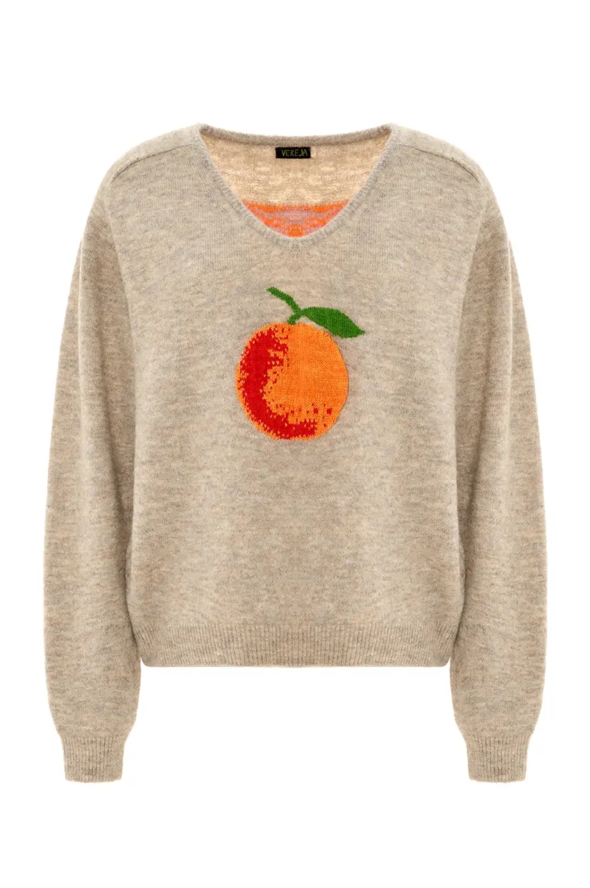 Мапельсиновые сады приносят плоды и зимой и летом. Из листьев этого дерева в Италии создают нитки из которых и связан свитер. Свитер с апельсином, мапельсин Vereja.