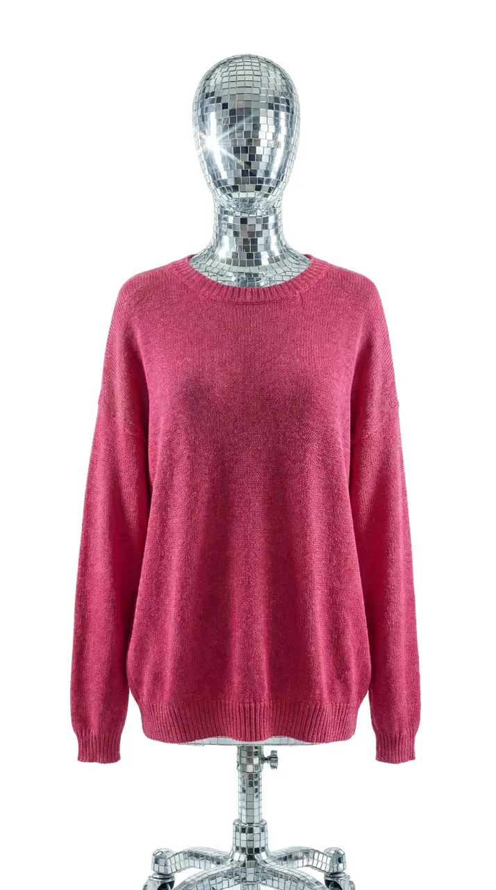 Свитер, который ничего не доказывает — он просто хороший. Связан аккуратно, сидит свободно. Цвет — насыщенный розово-малиновый с люрексом, заметный ровно настолько, чтобы вас запомнили, но не перепутали с Барби