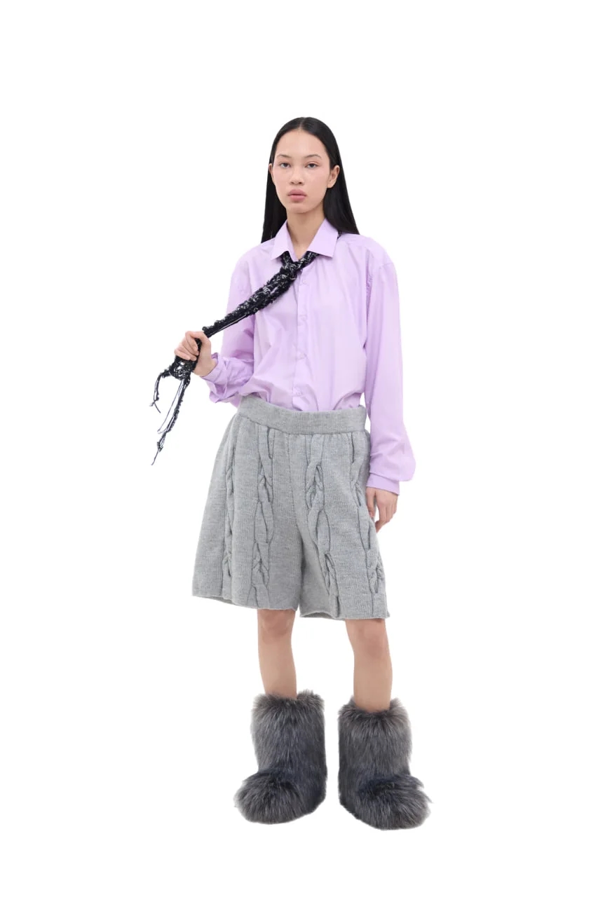 Эти дизайнерские шорты-бермуды были вдохновлены уличным стилем Адама Сэндлера.
Шорты свободного силуэта, созданные как универсальная базовая вещь для многослойных образов. Модель одинаково хорошо подходит парням и девушкам и легко сочетается с лосинами, колготками, облегающими трико или носится самостоятельно в тёплое время года.
Эластичный пояс обеспечивает комфортную посадку, а вертикальный вязаный узор визуально вытягивает силуэт. Шорты работают как самостоятельный акцент или как часть сложного образа — поверх лосин, с боди, рубашками или объёмным трикотажем.
Идеальны для города, съёмок, путешествий и повседневной носки — мягкие, уютные и функциональные.