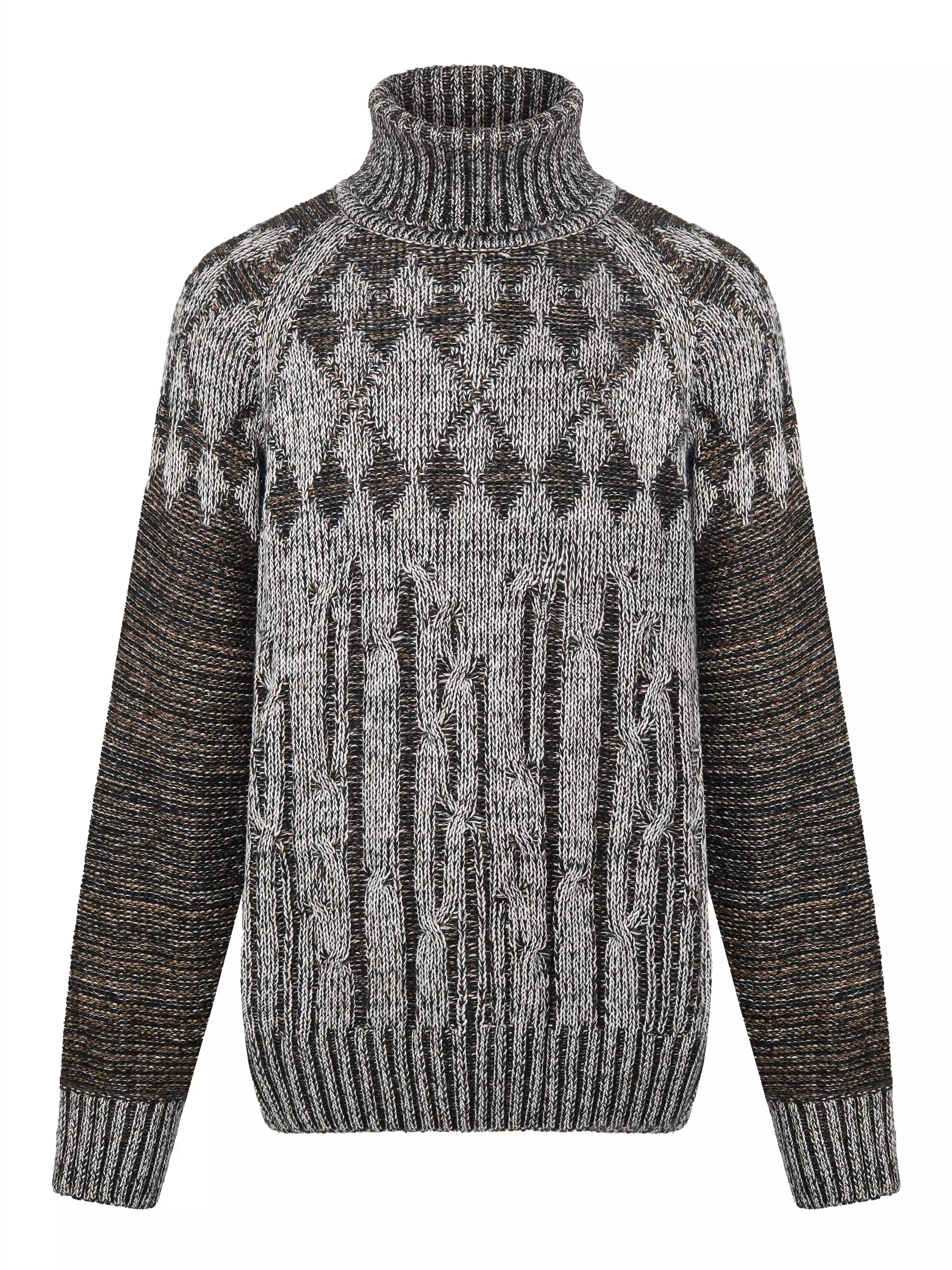 Модель вдохновлена образом «дедушкиного свитера» — тёплой ностальгической вещью с выраженным характером. Объёмный силуэт с рукавом реглан сочетает неравномерные косы и ромбовидный узор. Высокий воротник-резинка хорошо держит форму и защищает от холода. Свитер выполнен в технике платировочного вязания с использованием двух нитей, создающих эффект наслоения и выразительную фактуру.
Изделие связано из итальянской пряжи на основе шерсти с добавлением вискозы и мохера. Материал сохраняет тепло и остаётся комфортным для повседневной носки. Финальная технологическая стирка раскрывает структуру волокон, делая полотно мягким и приятным на ощупь.