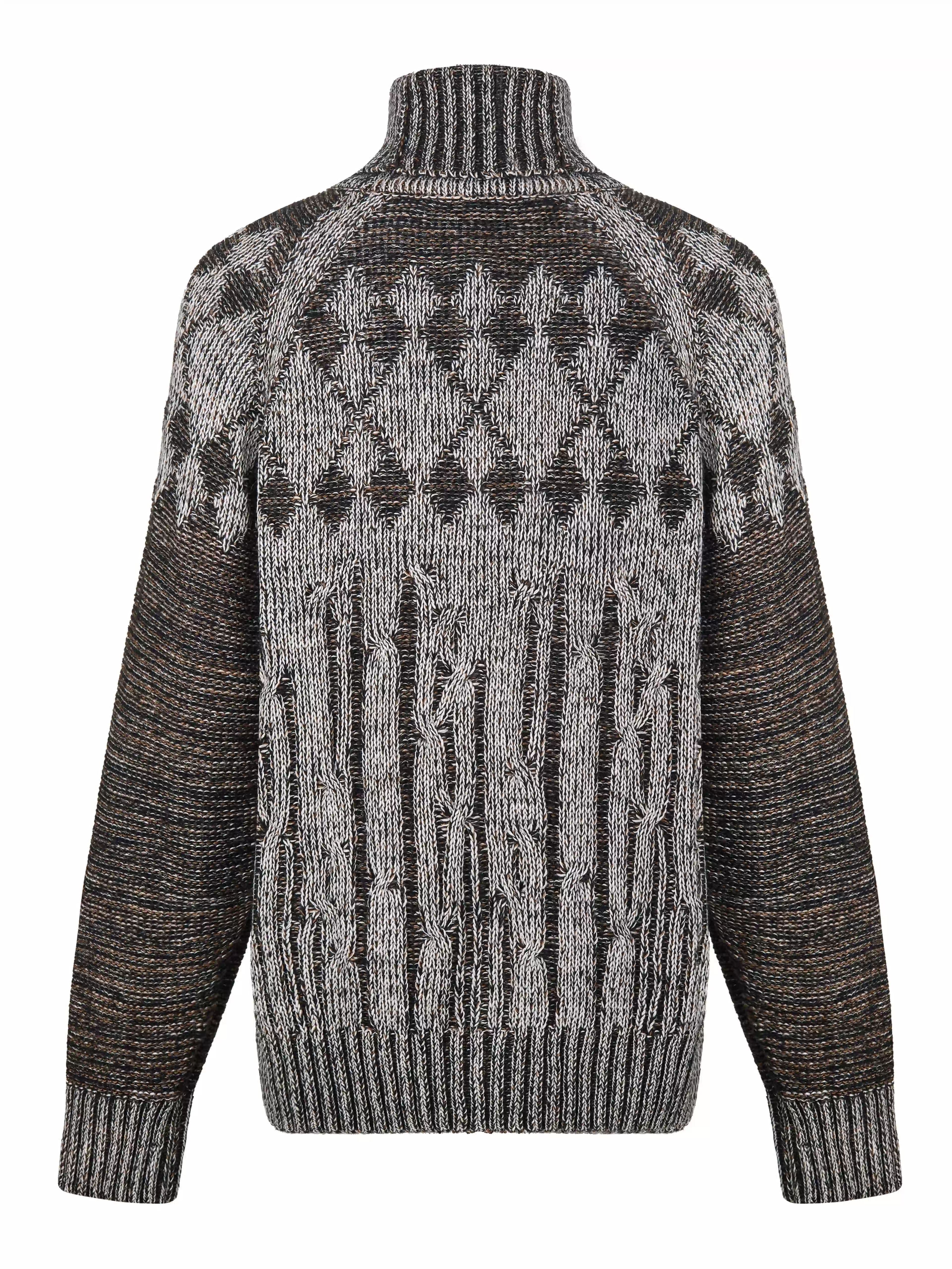 Модель вдохновлена образом «дедушкиного свитера» — тёплой ностальгической вещью с выраженным характером. Объёмный силуэт с рукавом реглан сочетает неравномерные косы и ромбовидный узор. Высокий воротник-резинка хорошо держит форму и защищает от холода. Свитер выполнен в технике платировочного вязания с использованием двух нитей, создающих эффект наслоения и выразительную фактуру.
Изделие связано из итальянской пряжи на основе шерсти с добавлением вискозы и мохера. Материал сохраняет тепло и остаётся комфортным для повседневной носки. Финальная технологическая стирка раскрывает структуру волокон, делая полотно мягким и приятным на ощупь.