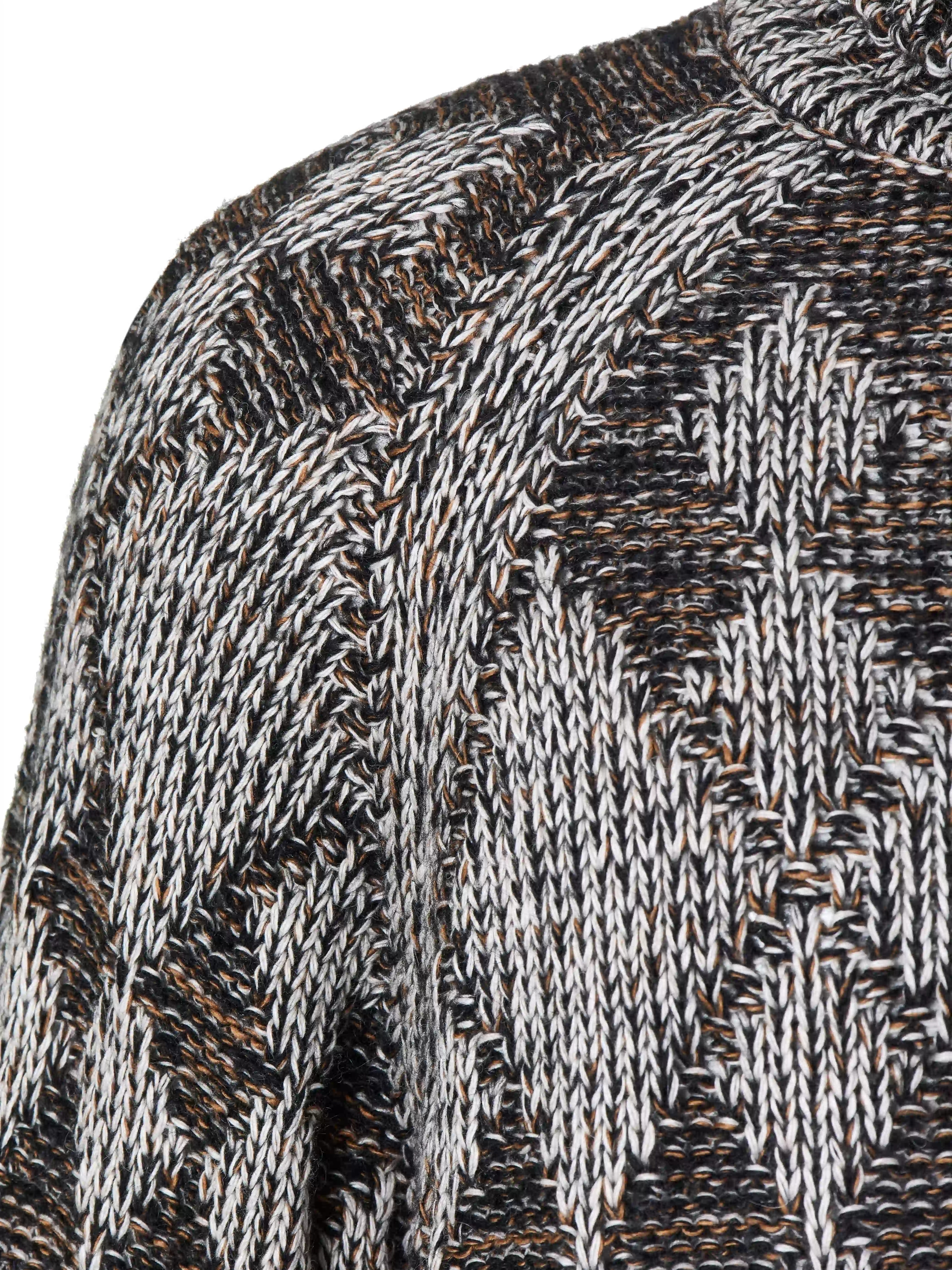 Модель вдохновлена образом «дедушкиного свитера» — тёплой ностальгической вещью с выраженным характером. Объёмный силуэт с рукавом реглан сочетает неравномерные косы и ромбовидный узор. Высокий воротник-резинка хорошо держит форму и защищает от холода. Свитер выполнен в технике платировочного вязания с использованием двух нитей, создающих эффект наслоения и выразительную фактуру.
Изделие связано из итальянской пряжи на основе шерсти с добавлением вискозы и мохера. Материал сохраняет тепло и остаётся комфортным для повседневной носки. Финальная технологическая стирка раскрывает структуру волокон, делая полотно мягким и приятным на ощупь.